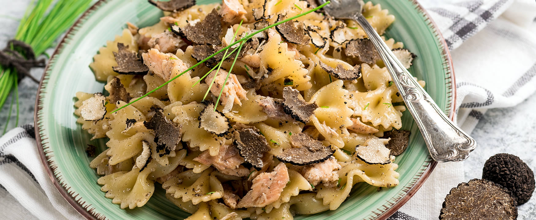 pasta al salmone con nero estivo